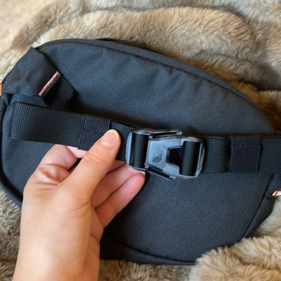 The North Face Sling Bag - Picture 5 of 6